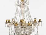 un grand lustre en cristal suspendu au plafond