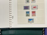 une image représentant un livre ouvert sur lequel figurent des timbres