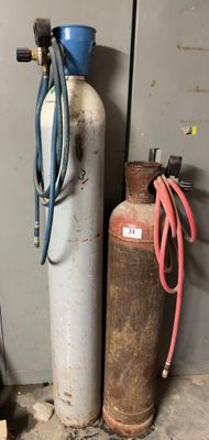 deux bouteilles de gaz propane posées l'une à côté de l'autre sur le sol