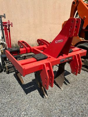 une image représentant un tracteur équipé d'une charrue