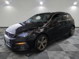 la voiture noire est garée sur un sol en damier dans le garage