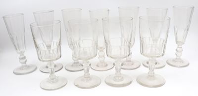 six verres à vin transparents posés les uns à côté des autres sur une surface blanche