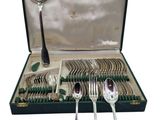 un coffret contenant de l'argenterie, une horloge et des cuillères