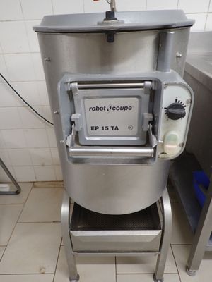 un appareil qui se trouve dans une cuisine, à côté d'un plan de travail