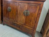 une armoire en bois surmontée d'un miroir