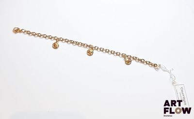 un gros plan d'un bracelet orné de breloques dorées sur fond blanc