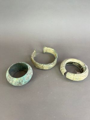 trois pièces de poterie posées sur une table l'une à côté de l'autre