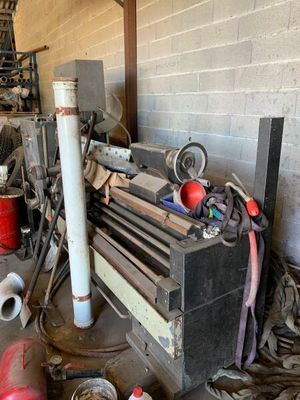 une machine qui se trouve à l'intérieur d'un bâtiment