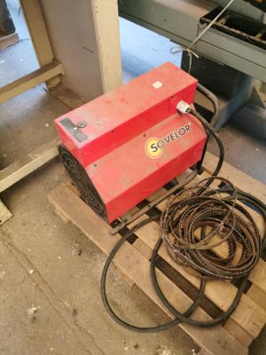 une machine rouge posée sur une palette