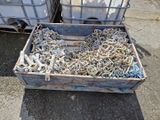une caisse en bois posée par terre et remplie d'un tas de bric-à-brac