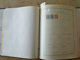 un livre ouvert dans lequel figure l'image d'un calendrier