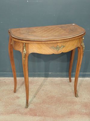 l'image d'une petite table en bois avec un tiroir en dessous