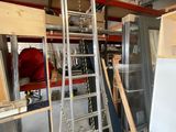 un pneu posé dans un garage à côté de quelques étagères