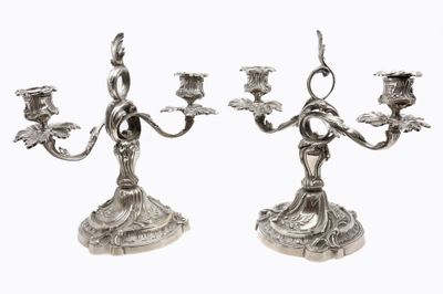 paire de candélabres anciens en métal argenté avec fleurs et feuilles