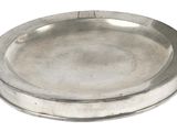 une image représentant une assiette en argent munie d'une poignée, sur fond blanc