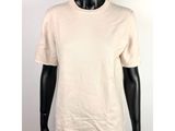 un mannequin vêtu d'un t-shirt blanc et d'un pantalon noir