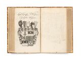 un livre ouvert sur lequel figure un blason