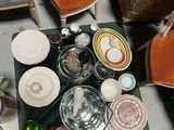 une table sur laquelle sont disposés de nombreux plats et bols