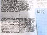 une feuille de papier posée sur un livre ouvert