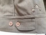 un gros plan d'une veste avec des boutons