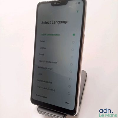 une image représentant un téléphone portable posé sur un support