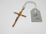 un gros plan d'une croix à laquelle est accrochée une étiquette de prix