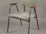 une image représentant une chaise verte avec une assise en bois sur fond gris