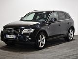 une photo d'un SUV Audi noir garé dans une pièce