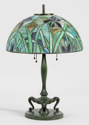 gros plan d'une lampe sur une table à fond blanc