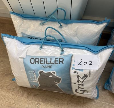 trois sacs d'oreillers posés par terre à côté d'un radiateur