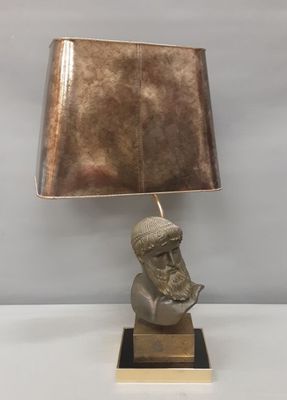 Lampe en métal avec abat-jour doré.