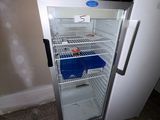 un réfrigérateur dont la porte est ouverte dans une pièce