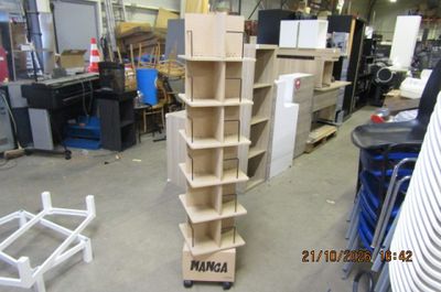 une pile de cartons posée sur un chariot dans un entrepôt