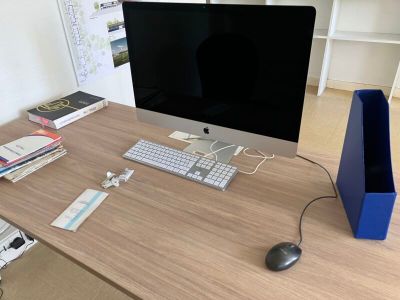 une image représentant un bureau avec un écran d'ordinateur et un clavier