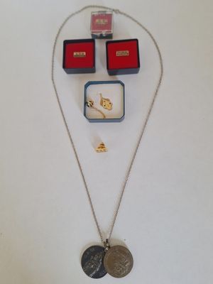 un collier, des boucles d'oreilles et une bague posés sur une table