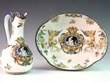 deux pièces de poterie posées sur une table