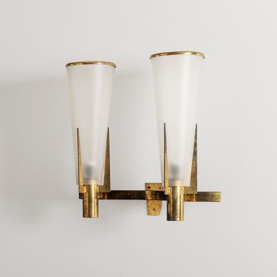 une paire d'appliques en laiton et en verre fixées au mur
