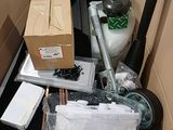 une boîte en carton remplie d'objets hétéroclites dans une pièce