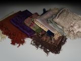 plusieurs types de foulards différents disposés sur une table