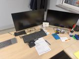 un bureau sur lequel sont posés deux écrans d'ordinateur et un clavier