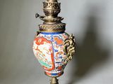 une lampe posée sur une table à côté d'un mur