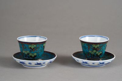 JAPON Paire de tasses et sous tasse en porcelaine de Seto.