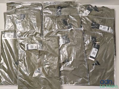 de nombreux sacs de vêtements empilés sur une table