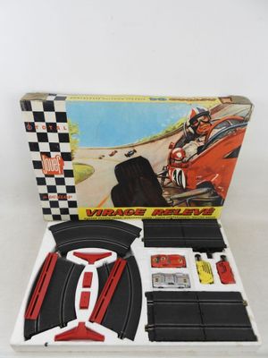 un gros plan sur une boîte contenant une petite voiture et un circuit de course