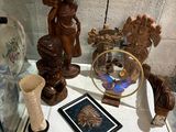 une vitrine sur laquelle sont posés une horloge, des vases et d'autres objets