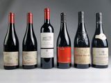plusieurs bouteilles de vin sont alignées sur une table