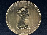 gros plan d'une pièce de monnaie sur laquelle figure une tête de femme
