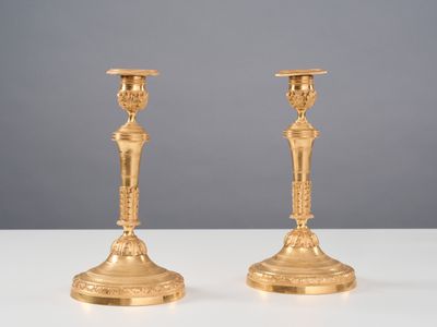 Paire de bougeoirs de forme balustre en bronze ciselé et dor…