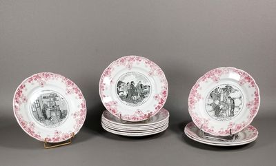 quatre assiettes ornées de motifs roses et blancs, posées sur une table