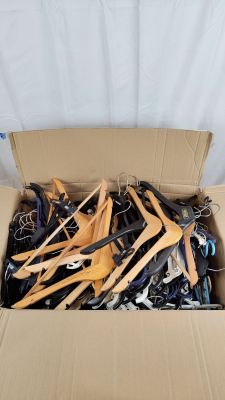 une boîte en carton remplie d'ustensiles en bois et de ciseaux